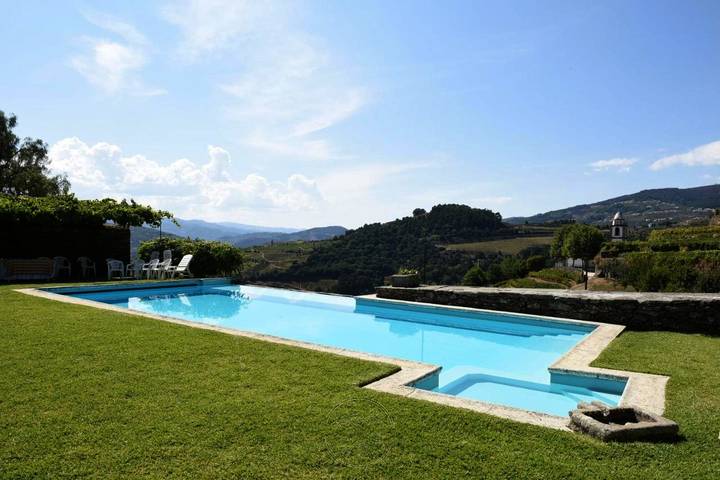 Location de vacances pour 2 personnes, avec Terrasse et Jardin ainsi que Bassin pour enfant et Piscine dans Mesão Frio