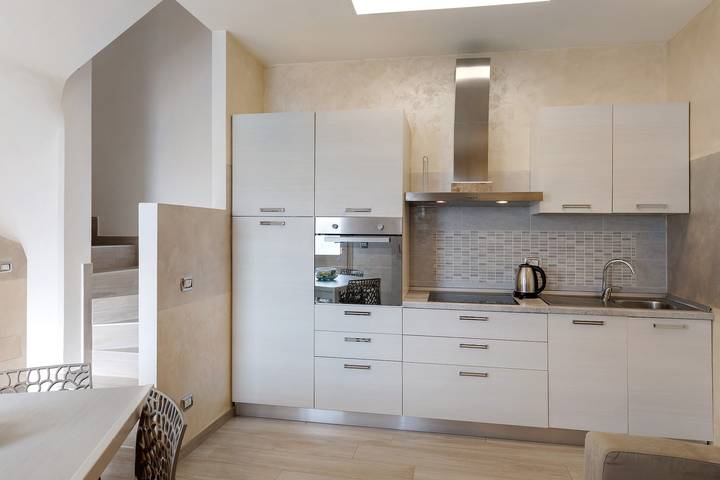Entire apartment, Apartment 'Lm House - Bilocale Orchidea' with Shared Terrace, Wi-Fi and Air Conditioning in Lonato del Garda, Brescia Province
