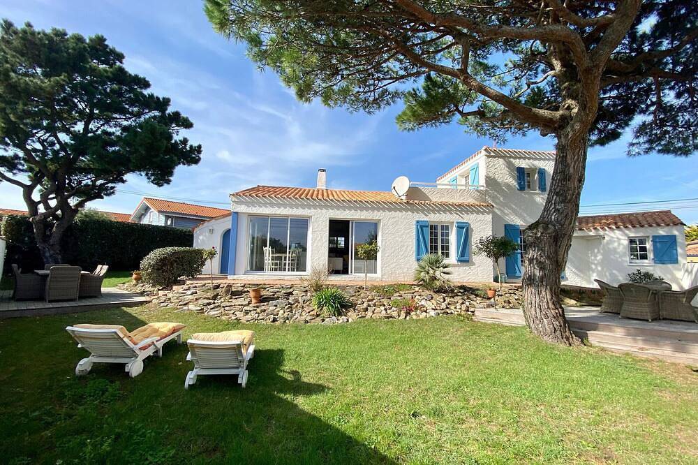 Casa renovada con terraza y jardín cercado a 30m del mar, aparcamiento, wifi in Les Moutiers-en-Retz, Côte de Jade