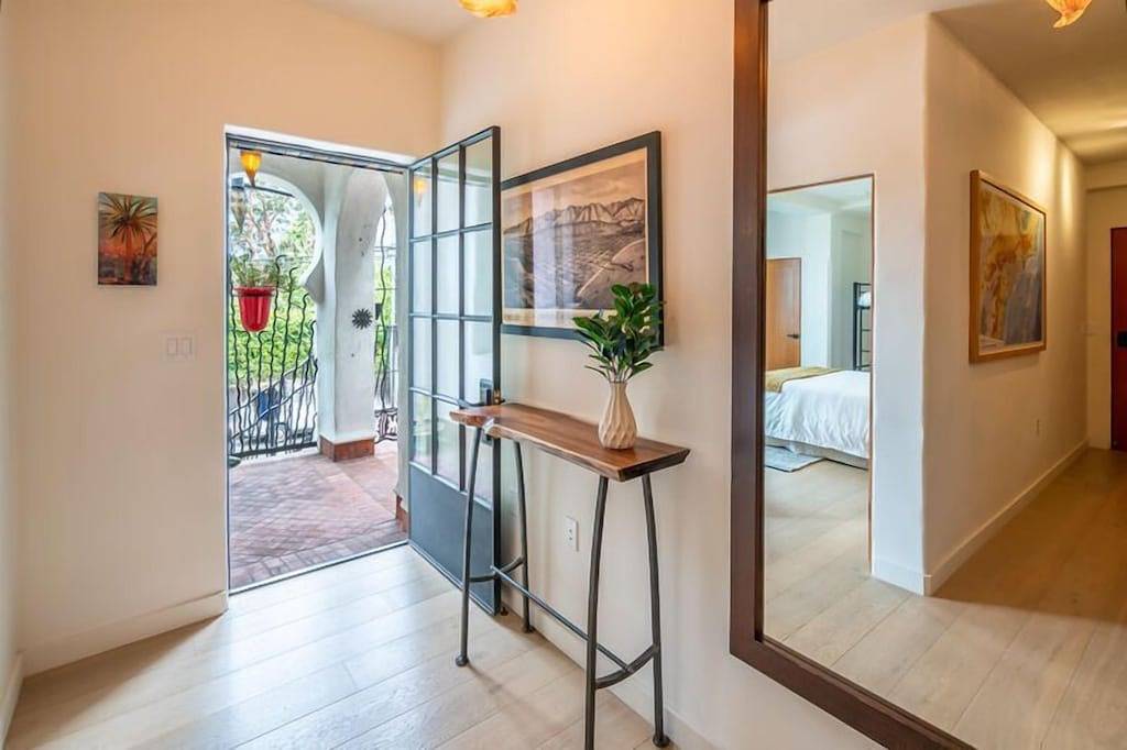 Ganze Wohnung, Kultiger Stil und farbenfrohe Details - atemberaubendes Zuhause in der Innenstadt von Santa Barbara! *Neu* in Santa Barbara, Santa Barbara County