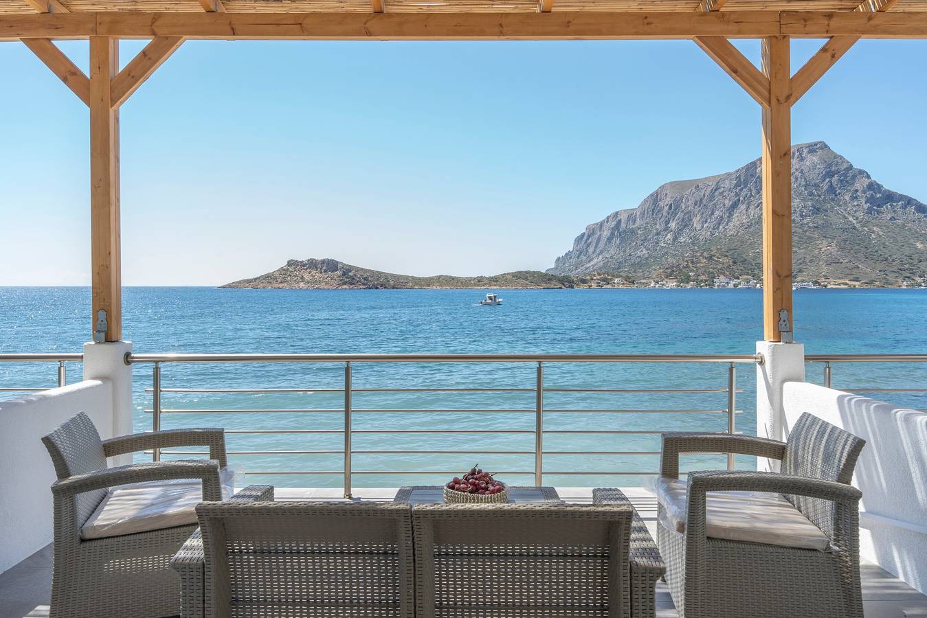 Ganzes Studio, Studio „Next To The Wave 2“ mit Meerblick und privater Terrasse in Mirties, Kalymnos