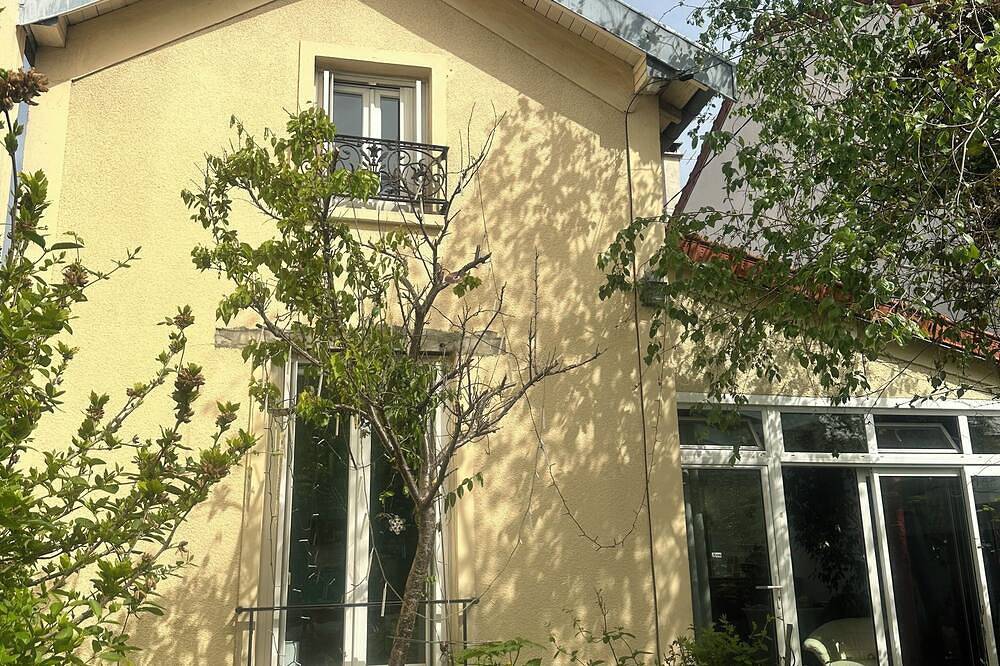 2 Bedroom Bed & breakfast in Colombes in Colombes, Altos del Sena