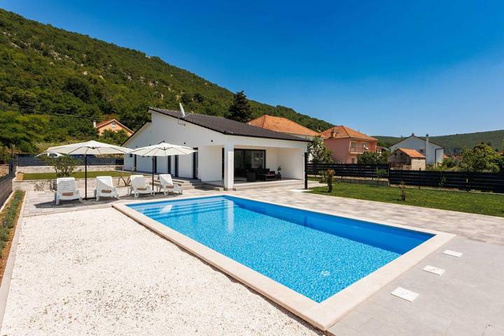 Ferienhaus für 4 Personen, mit Terrasse und Pool sowie Ausblick in Grab (Dalmatien)