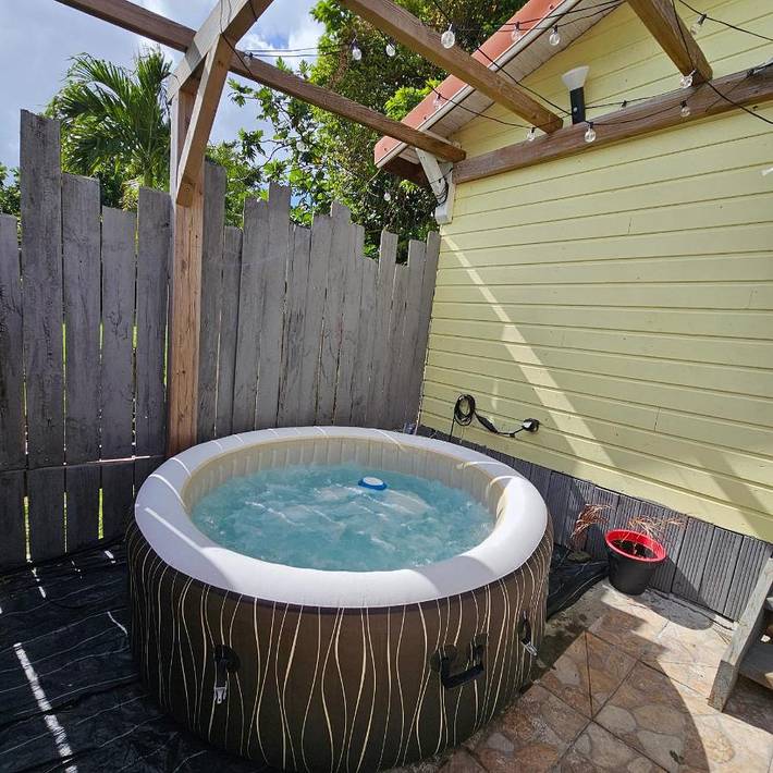 Gîte pour 4 personnes, avec jacuzzi et terrasse à Saint-Esprit (homonymie) - 2