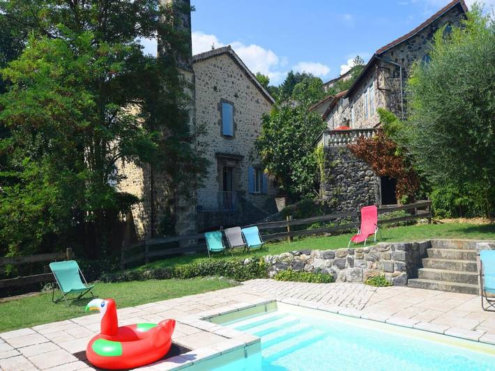Maison de vacances pour 2 personnes, avec jardin ainsi que terrasse et piscine, animaux acceptés