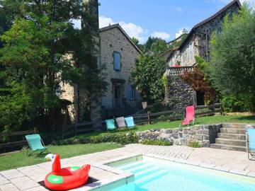 Gîte pour 2 personnes, avec terrasse ainsi que jardin et piscine, animaux acceptés à Lalevade-d'Ardèche