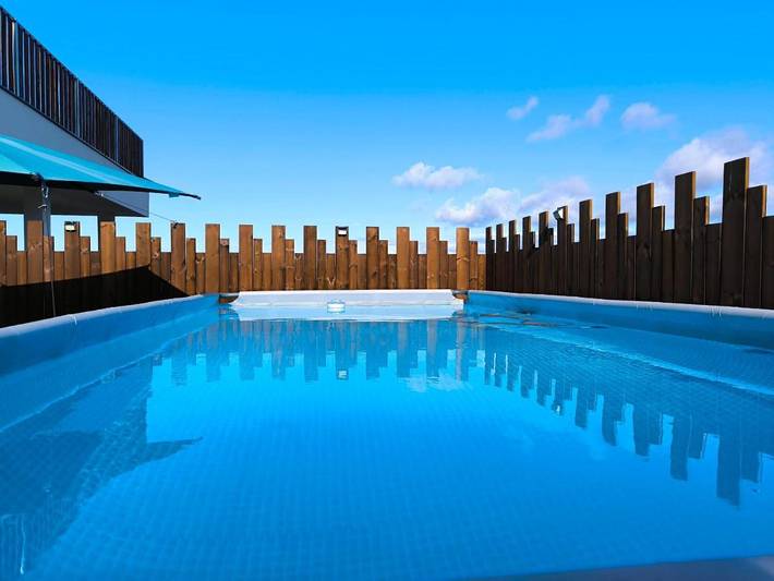 Apartamento para 8 personas, con Balcón y Terraza además de Jardín y Piscina en Carballo