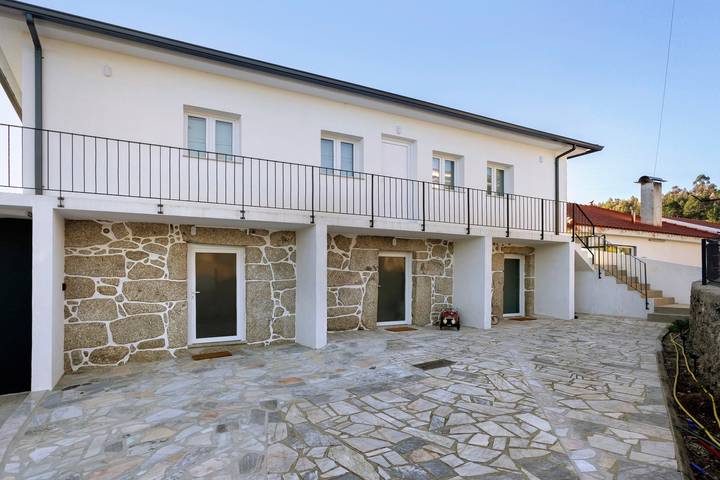 Entire studio, Studio Apartment 'Estúdio Gerês' with Shared Terrace, Wi-Fi and Air Conditioning in Braga District