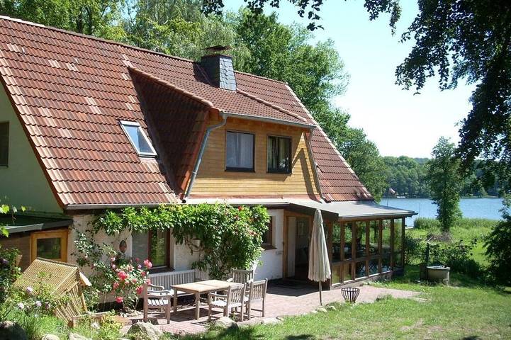Ferienhaus für 15 Personen, mit Terrasse und Garten sowie Sauna in Naturpark Westensee
