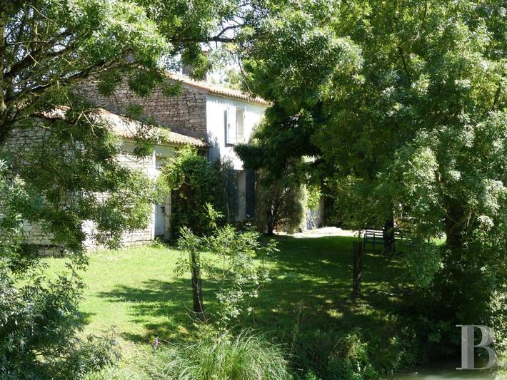 Maison d’hôte pour 4 personnes, avec Terrasse ainsi que Piscine et Vue à Saint-Cyr-du-Doret