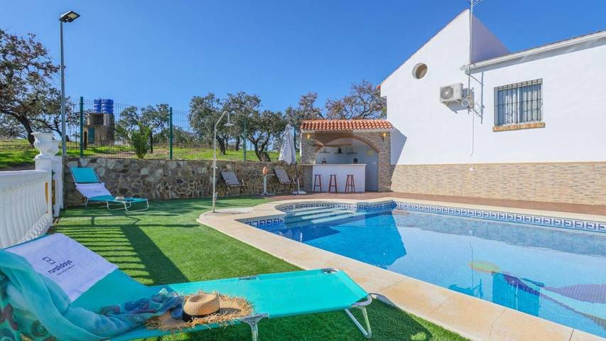 Casa rural para 10 personas, con jardín además de terraza y piscina en Paymogo