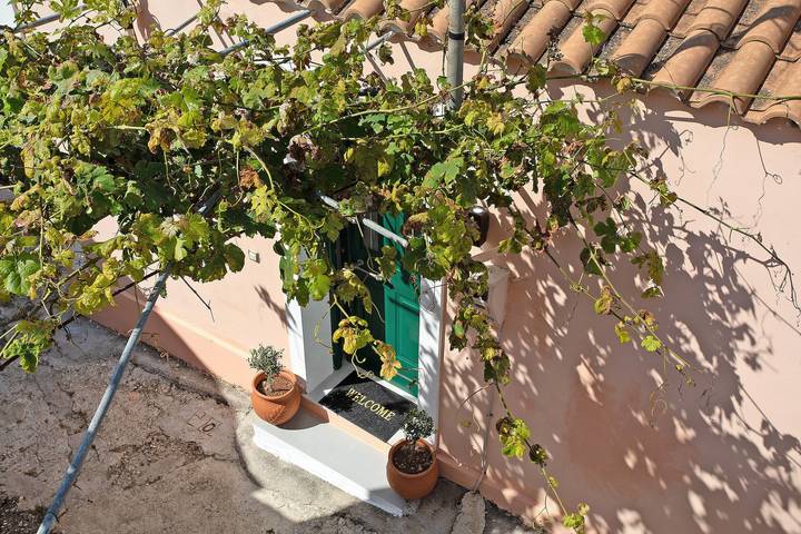 Last minute apartment for 6 people, with Balcony and Garden in Zakynthos
