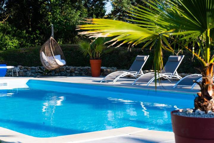 Location de vacances pour 8 personnes, avec Terrasse ainsi que Jardin et Piscine à Lorignac