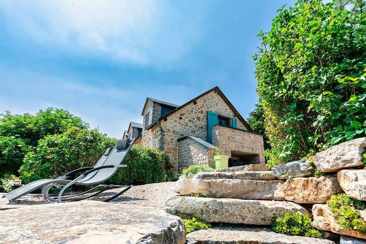 Gîte pour 6 personnes, avec Balcon et Terrasse ainsi que Jacuzzi et Jardin