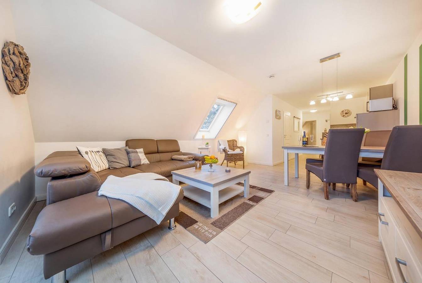 Ganze Wohnung, Helle, moderne Ferienwohnung mit gehobener Ausstattung und Blick auf den Bodden in Zingst, Fischland - Darß - Zingst