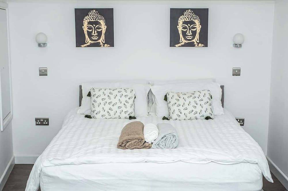 Entire apartment, Studio in Buckinghamshire with Secured Parking in Aylesbury, Buckinghamshire