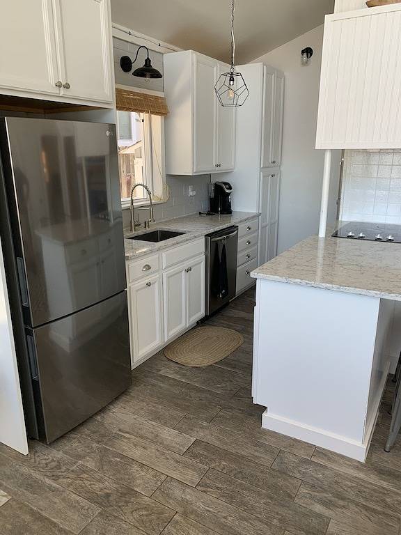 The Lake Cottage on Soda Bay-Pet Friendly, Private Deck, Dock & Kayaks in California North Coast