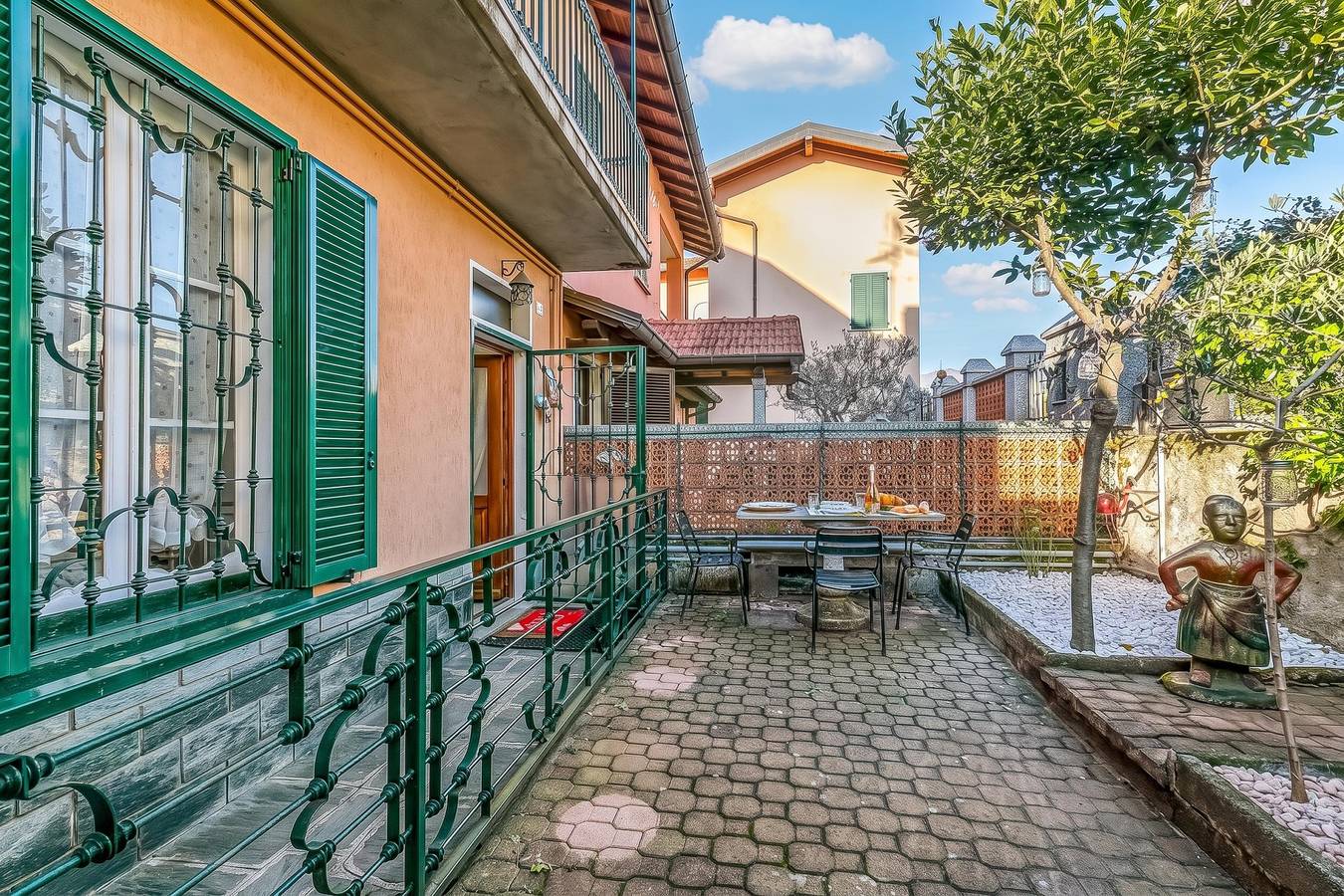 Ganze Wohnung, Butterfly Apartment: Lake Maggiore Luino Apartment with Balcony in Luino, Comune di Luino