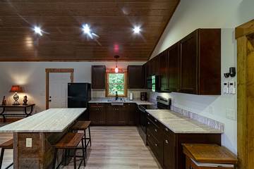 Log Cabin for 2 Guests in Fontana Lake, Swain County, Picture 4