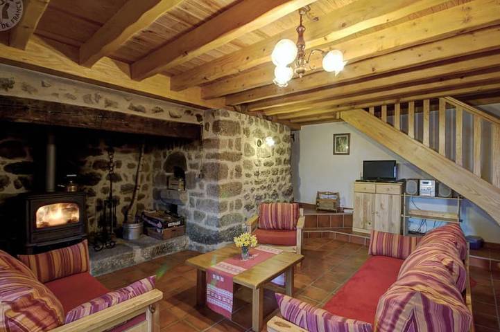 Gîte pour 6 personnes, avec terrasse dans Saint-Jean-Soleymieux