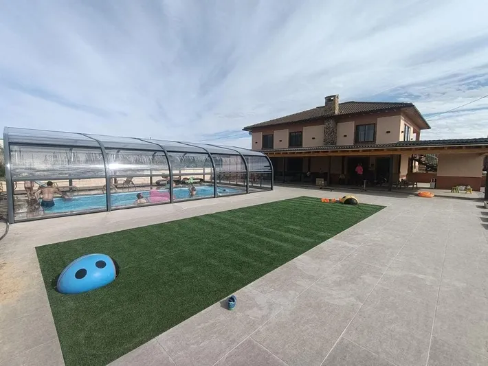 Chalet para 22 personas, con terraza y jardín además de piscina y vistas, Familias con niños - 1