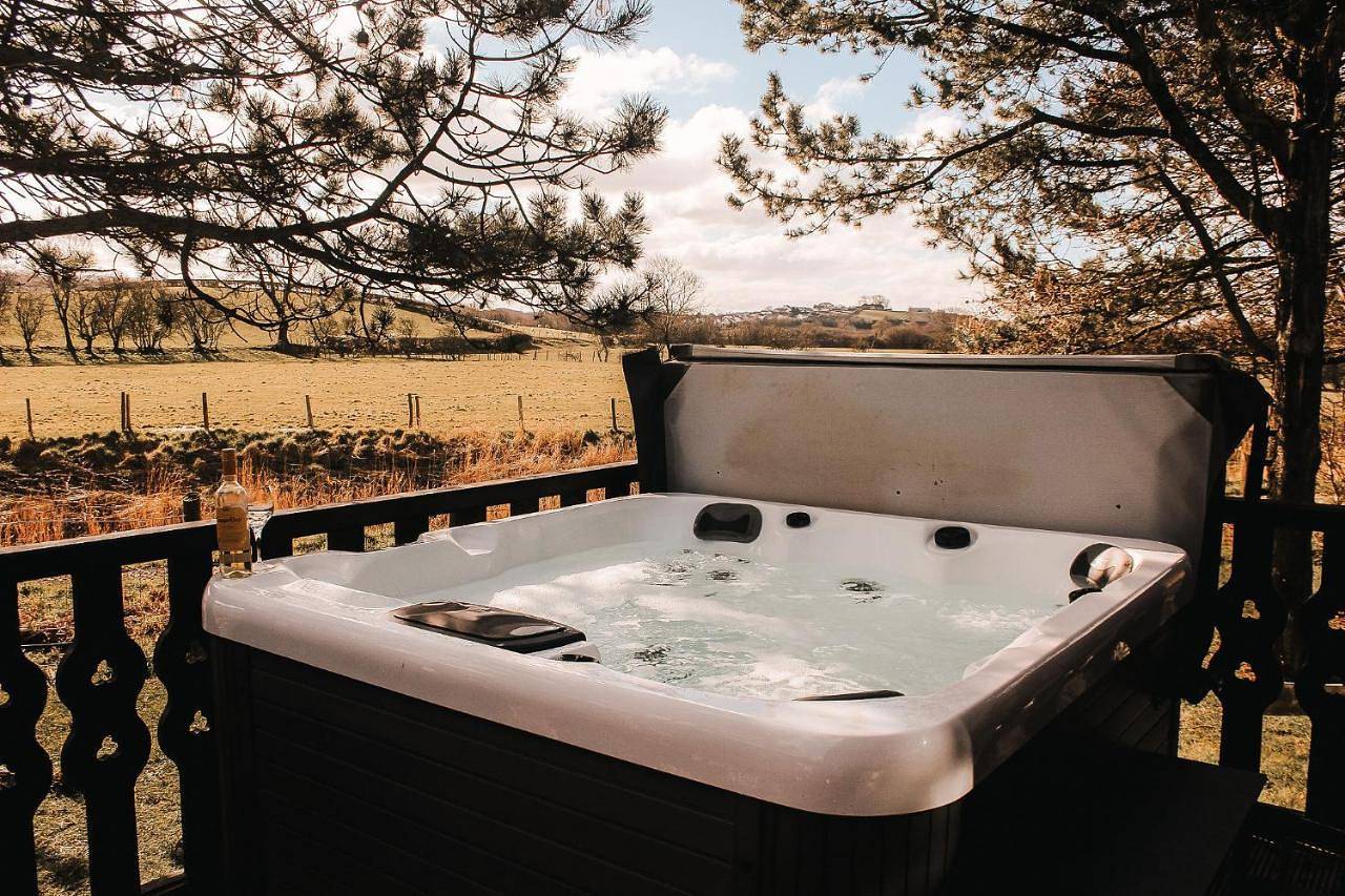 Keer Side Lodge, Luxury lodge with private hot tub at Pine Lake Resort in Lancashire