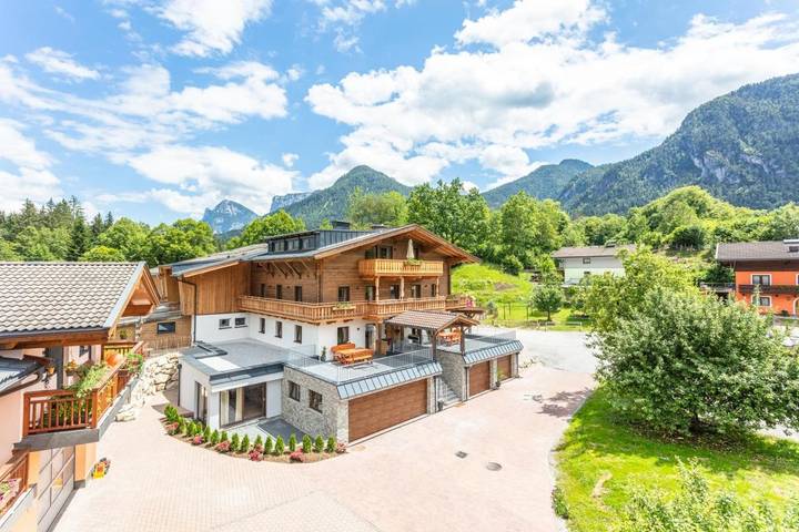 Ferienwohnung für 8 Personen, mit Balkon und Terrasse sowie Garten und Sauna in Lofer