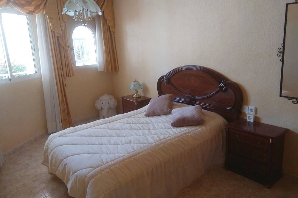 Ganze Wohnung, Schöne, klimatisierte Ferienwohnung mit Pool, direkt am Meer (4 Personen) in Playa de Campoamor - La Glea (Orihuela), Orihuela