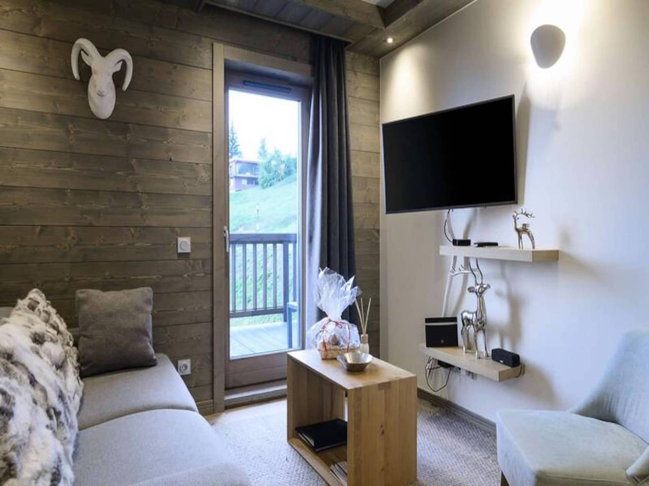 Entire apartment, Courchevel Moriond - Sleeps 4 - Close to slopes and shops in Courchevel 1650 (Moriond), Saint-Bon-Tarentaise