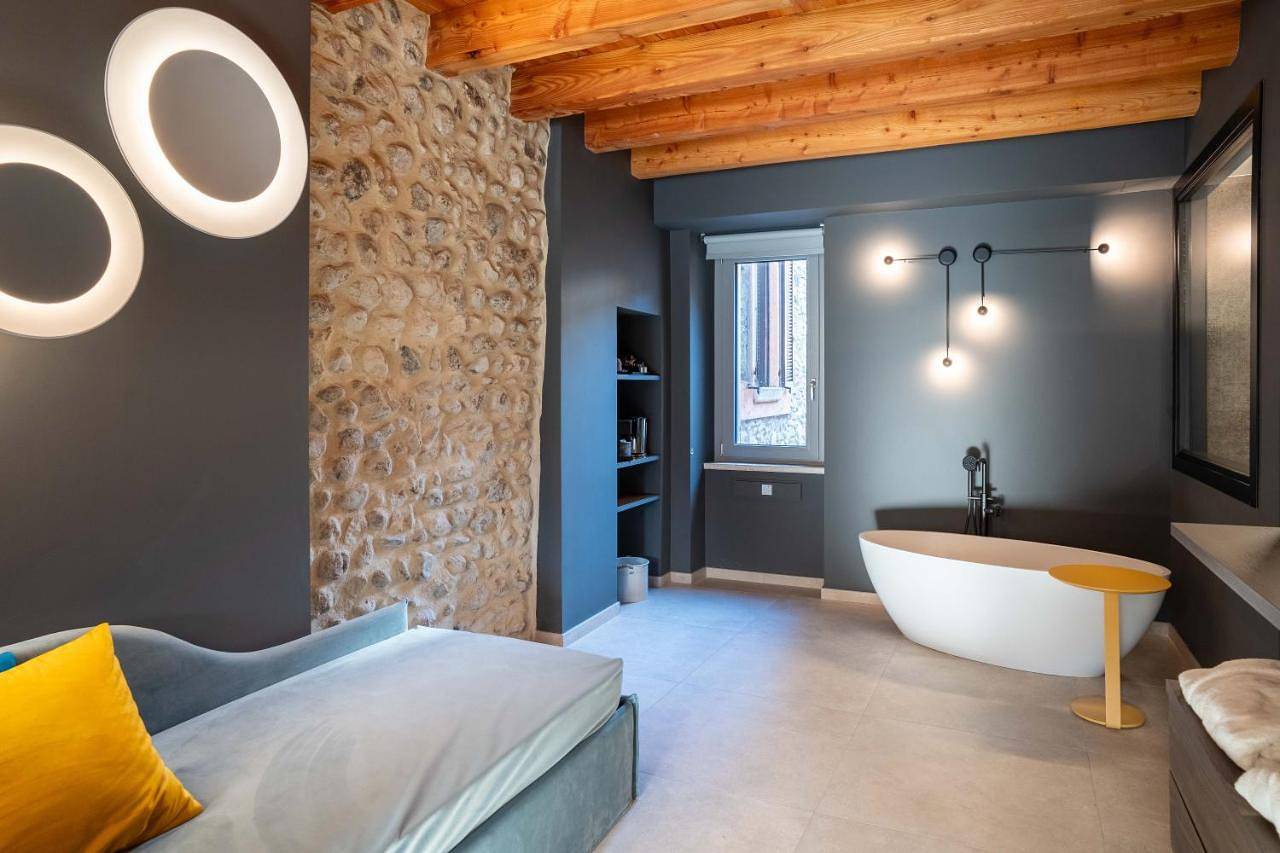 Borgoluna Luxury Holiday House in San Felice del Benaco, Prealpi Gardesane