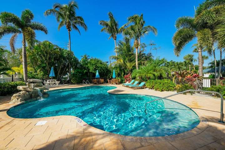 Apartahotel para 2 personas, con jacuzzi además de terraza y piscina en Florida