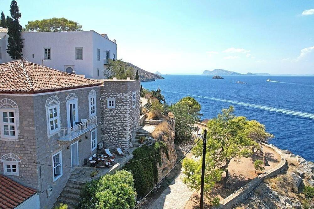 Hydra Seaside Serenity: Panoramic Sea & Sunset Views in Hydra