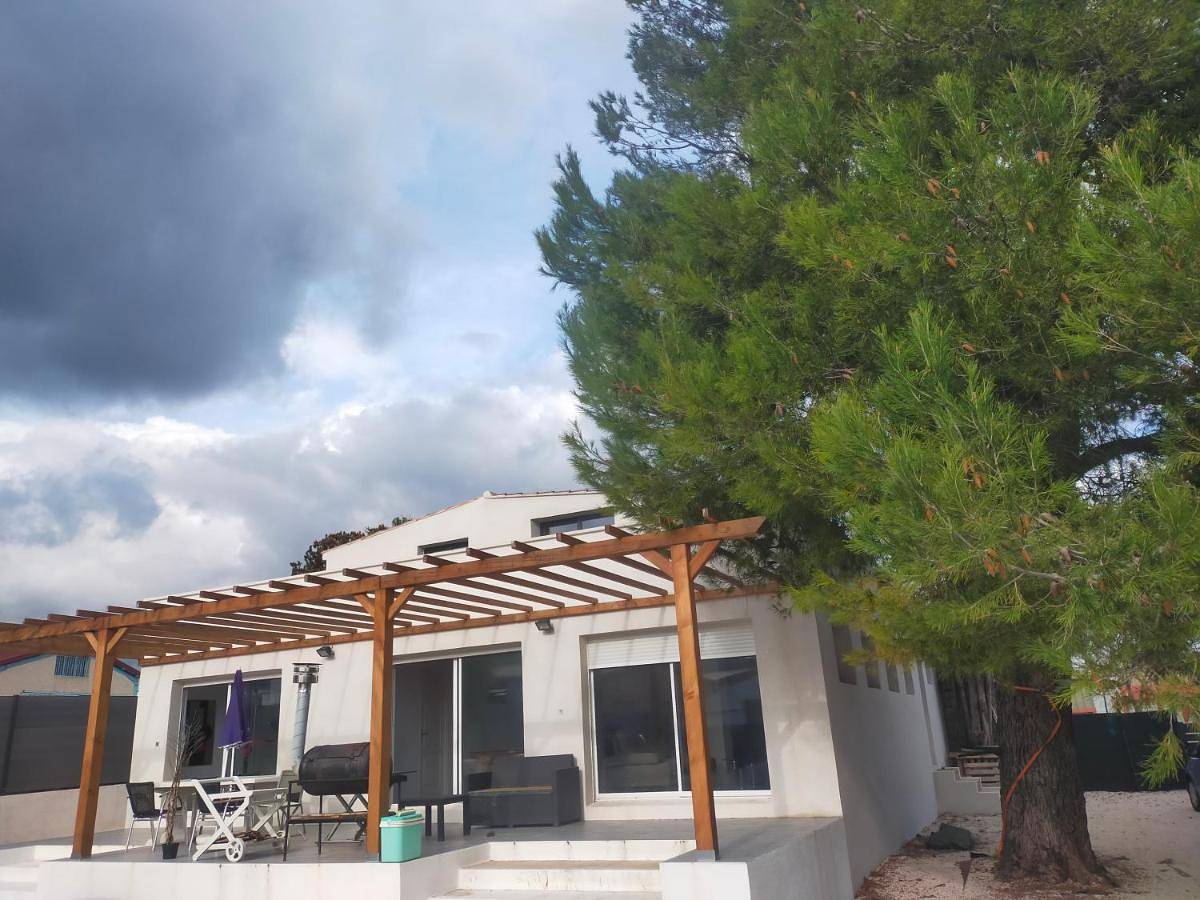 Appart hôtel avec jardin in Cuers, Côte méditerranéenne (France)