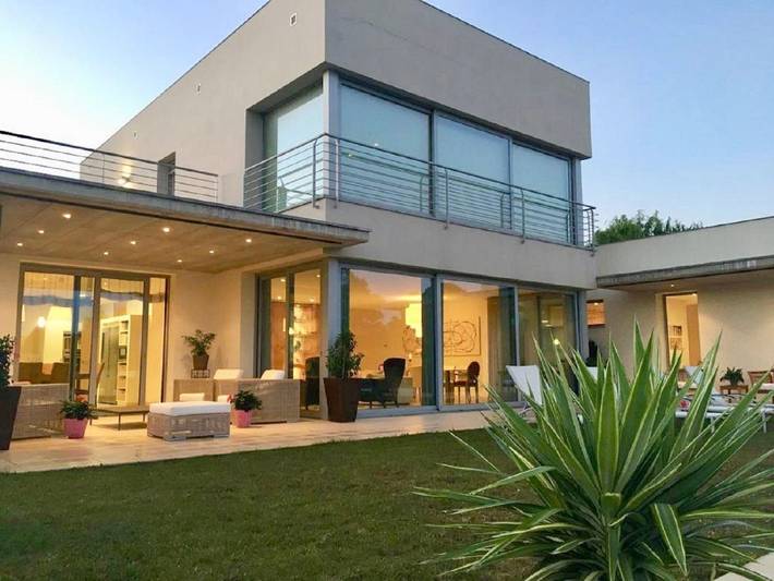 Location de vacances pour 8 personnes, avec jardin ainsi que vue et piscine à Peralada