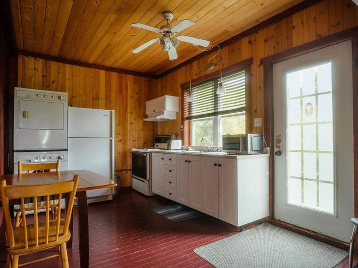 Gîte pour 2 personnes, avec vue sur le lac ainsi que vue et jardin dans Sainte-Rose-du-Nord - 3