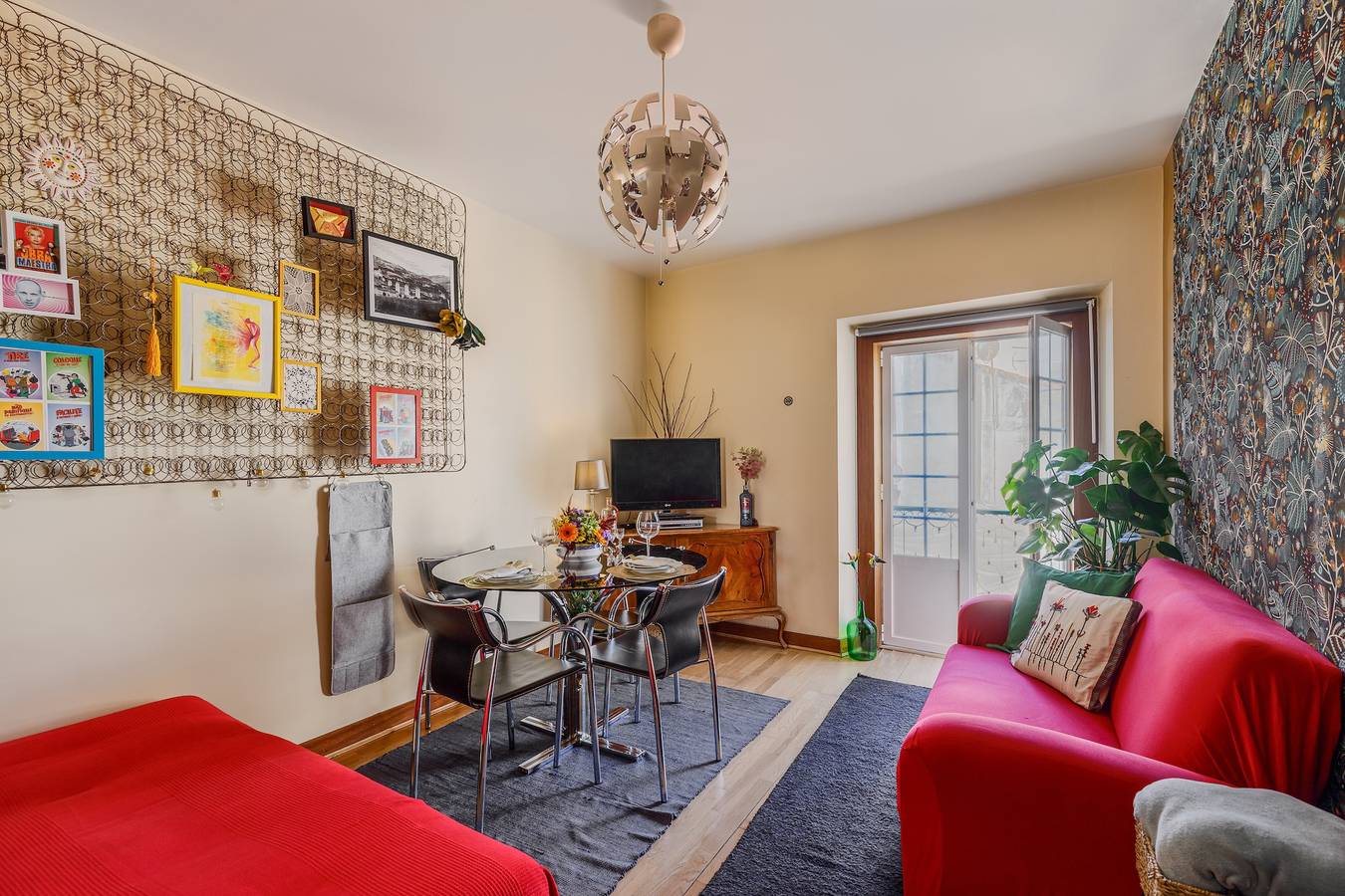 Entire apartment, Holiday Apartment "Atalaia Duplex" with Balcony & Wi-Fi in Encarnação, Lisbon