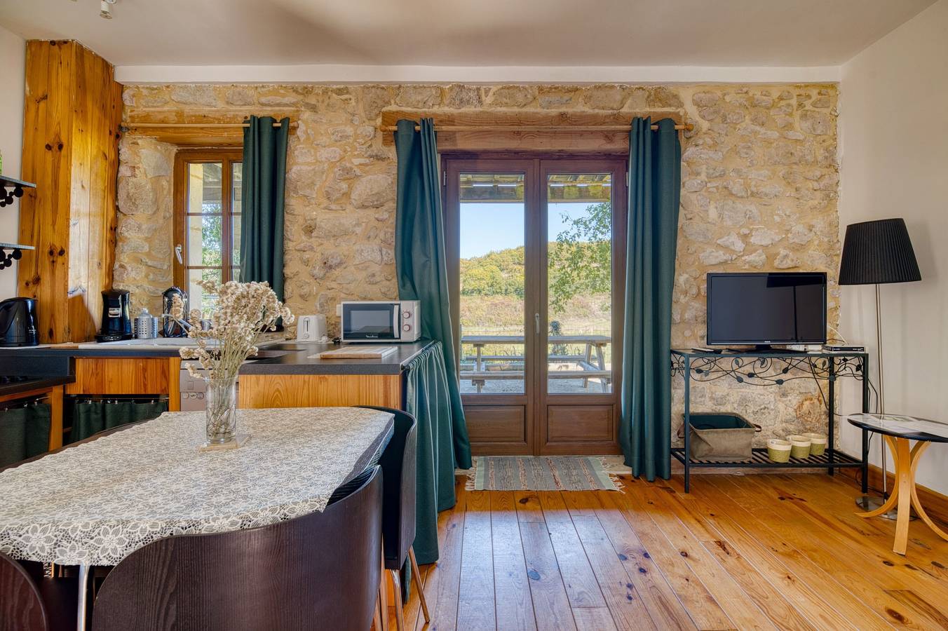 Ferienhaus 'Jasmin' mit Bergblick, Gemeinschaftspool und Wlan in Plavilla, Carcassonne und Umgebung