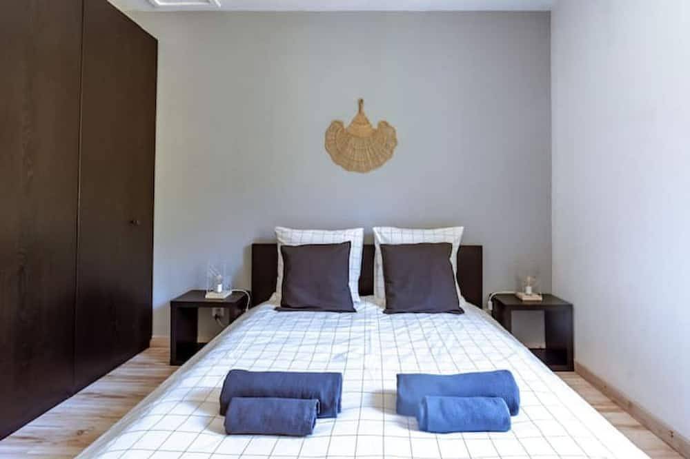 Lou Roucas : Pleasant village house with view in Fontaine-de-Vaucluse, Vaucluse