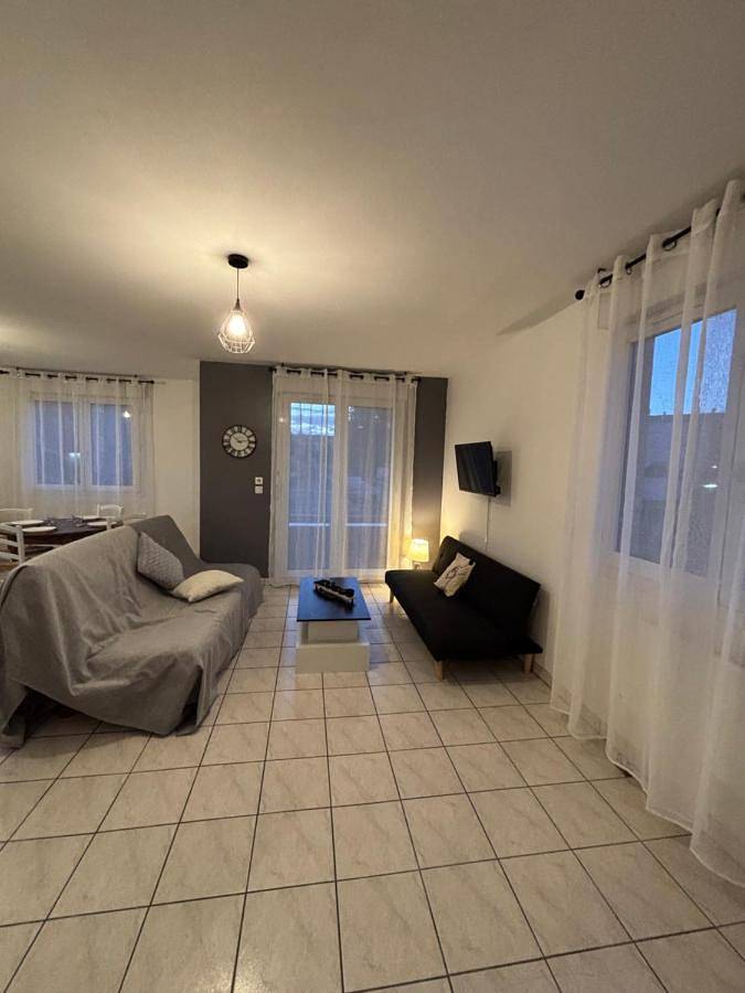 Appartement entier, Cnpe Bugey 10 Mn - Aéroport Lys 18 Mn in Pont-de-Chéruy, Région de Vienne