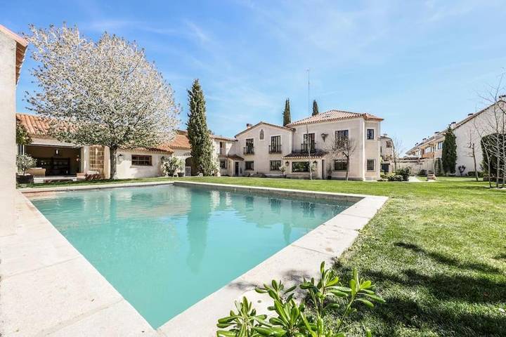 Casa rural para 12 personas, con Terraza además de Piscina y Vistas en Narrillos de San Leonardo