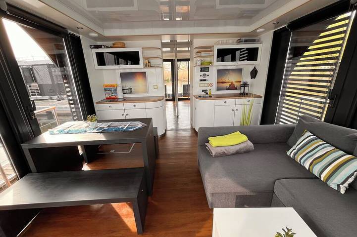 Schwimmendes Ferienhaus mitten in der Natur in Pritzerbe, Havelsee