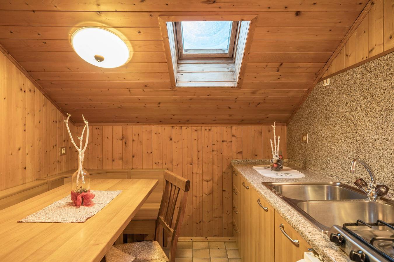Apartamento entero, Vacaciones en Farmyard Rosshof - Apartamento Ático Mansardato con Wi-Fi y balcón in San Martino in Badia, Dolomiti Superski