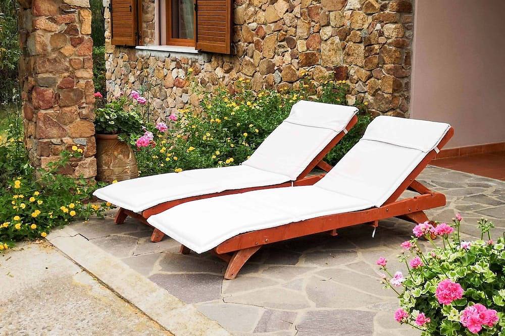 Suestellas, House quiet, relaxing, wifi, eco-friendly, surrounded by greenery in Teulada, Cagliari Province
