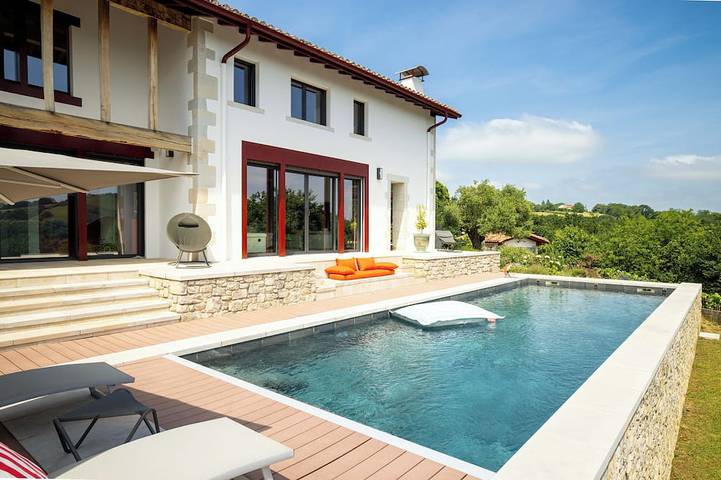 Appartement entier, Studio Ursuya spacieux, avec vue montagnes, accès spa & piscine in Hasparren, Région de Bayonne