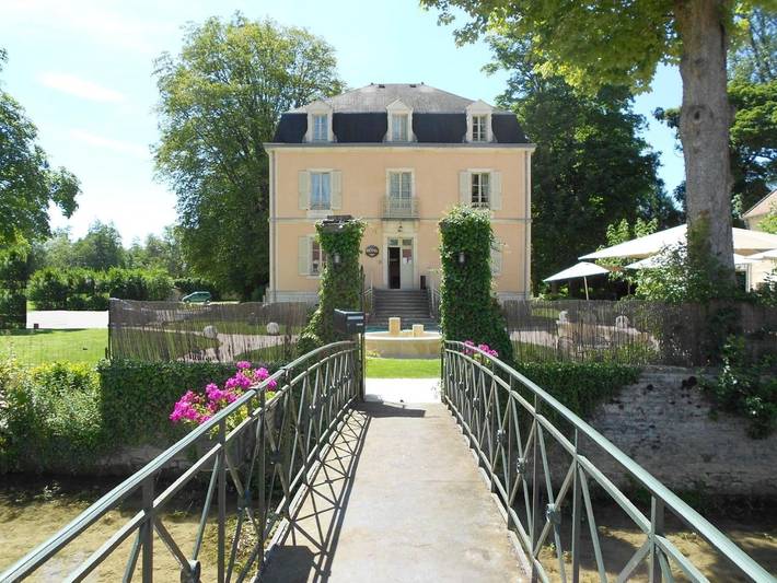 Hôtel pour 2 personnes, avec Terrasse ainsi que Jardin et Vue à Is-sur-Tille