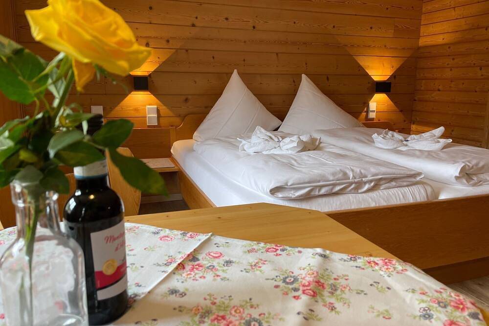 Doppelzimmer - Gästehaus Holl - Sommerbergbahnen inklusive in Schattwald, Allgäuer Alpen (Österreich)