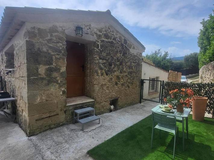 Location de vacances pour 2 personnes, avec terrasse et jardin, animaux acceptés à Contes - 2