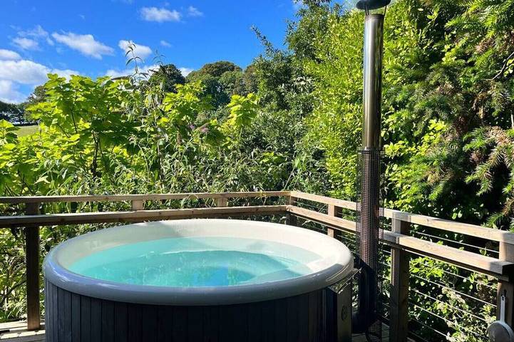 Glamping for 6 people, with Balcony and Hot tub as well as Garden in South Devon