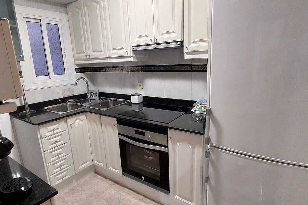 Entire apartment, Bravaholidays-831-fabra. Muy Céntrico, Moderno y Bien Equipado. Aire y Wifi in Santa Coloma de Gramenet, Barcelonès