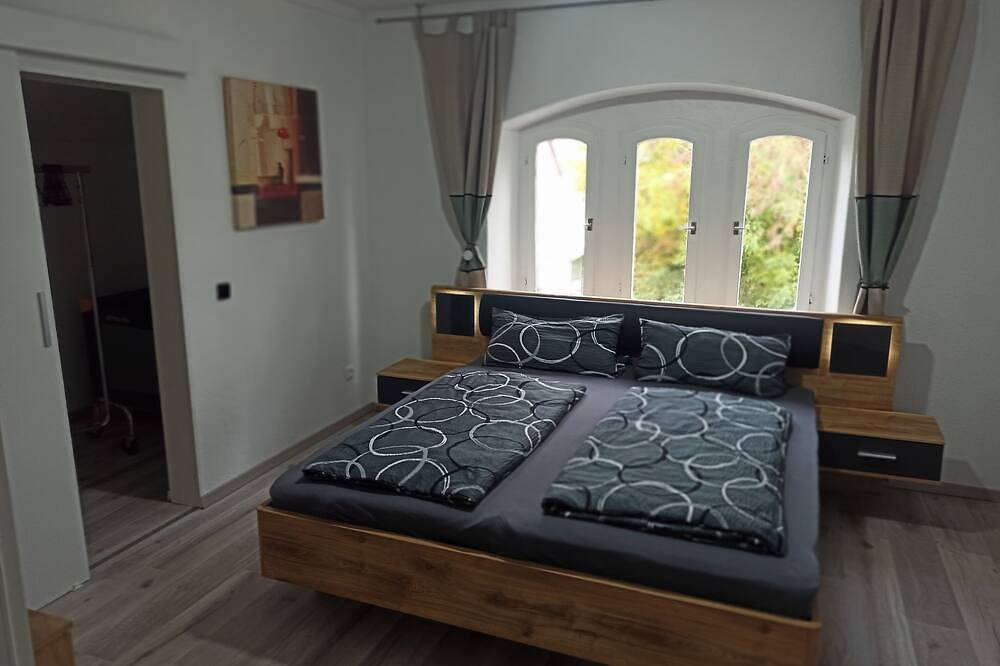 Ganze Wohnung, Neu ausgebaute Fewo direkt an der S-Bahn Hoffenheim 90 qm in Hoffenheim, Sinsheim